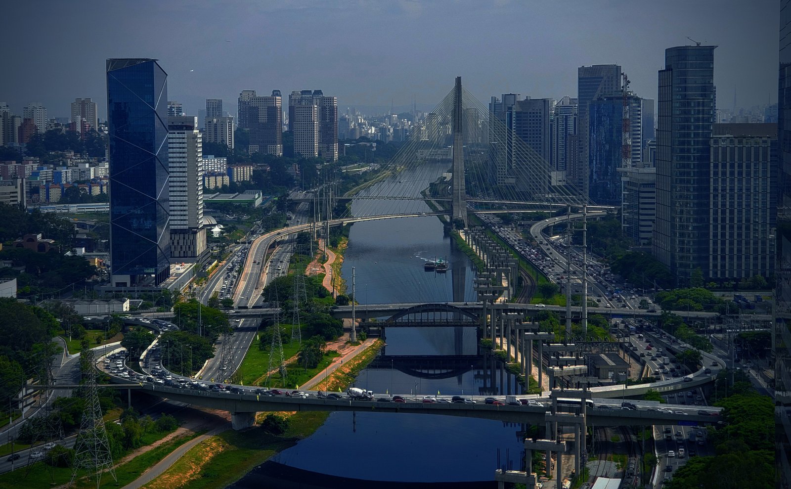 Imagem de edificações e de uma ponte em São Paulo.
