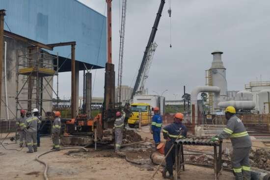 Equipe da Vertical Solo executando estacas raiz com perfuratriz na ETE Parque Novo Mundo da Sabesp, São Paulo