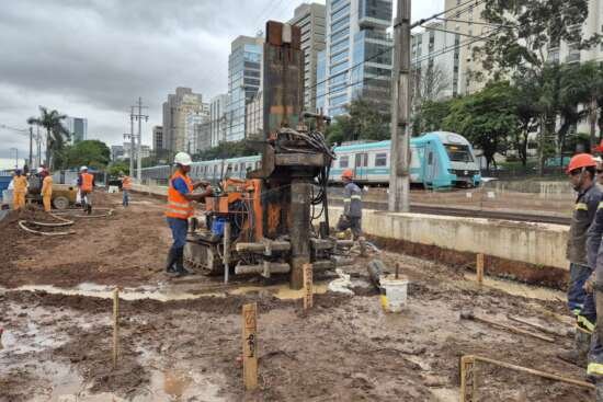 Perfuratriz da Vertical Solo executando estaca raiz ao lado da linha da CPTM, Subestação Cidade Jardim, São Paulo